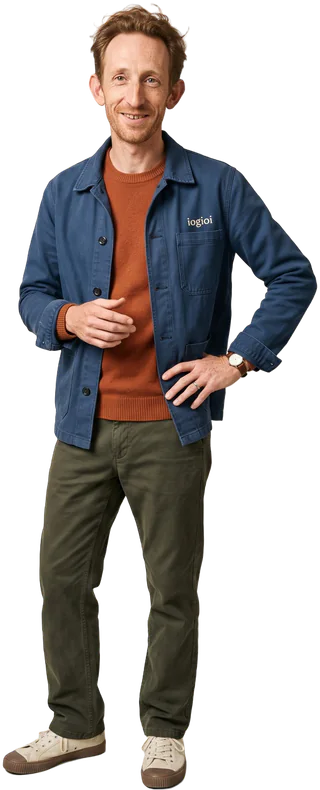 El Singular: Hombre pecoso de pelo cobrizo con chaqueta de trabajo azul, jersey teja y pantalón verde oliva